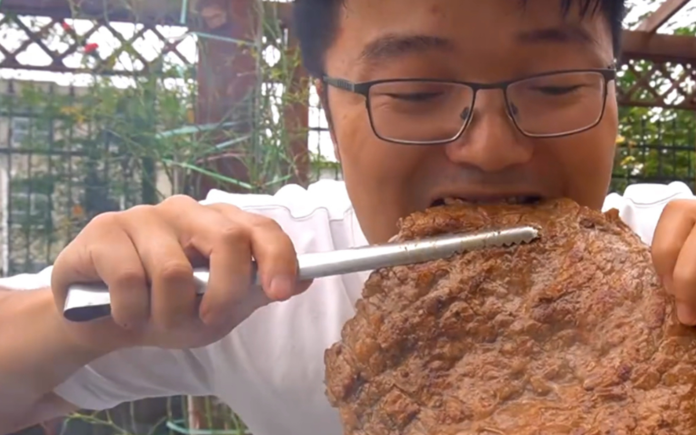 徐大sao吃相合集29:爱吃独食的徐总想一个人在家独食雪花牛排,不料