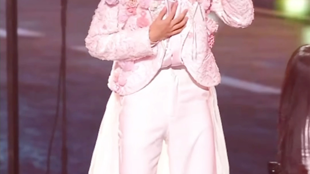 贺峻霖四周年演唱会solo舞台《eyes for you》直拍