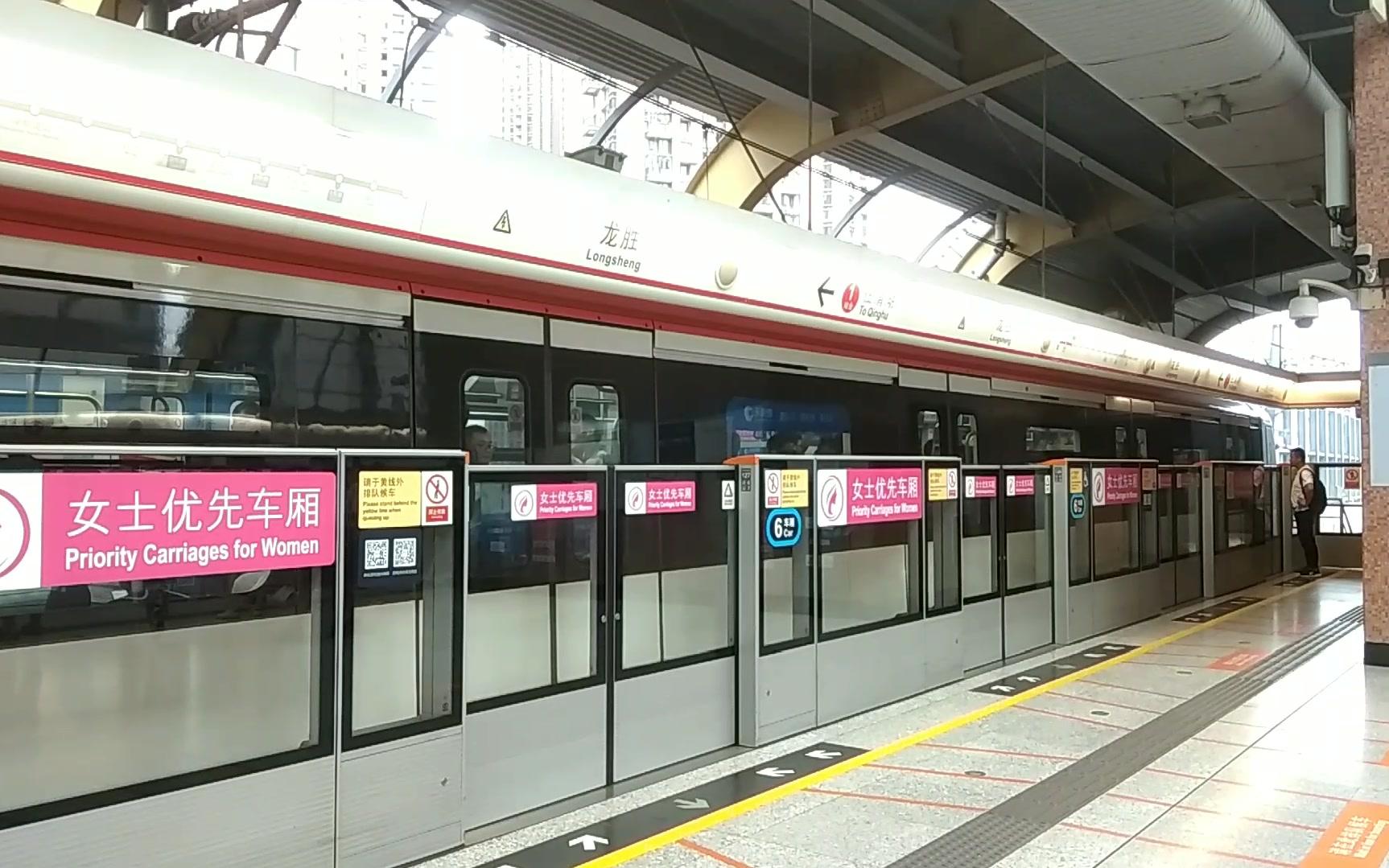 走在深圳地铁四号线龙华新区白石龙站到龙胜站