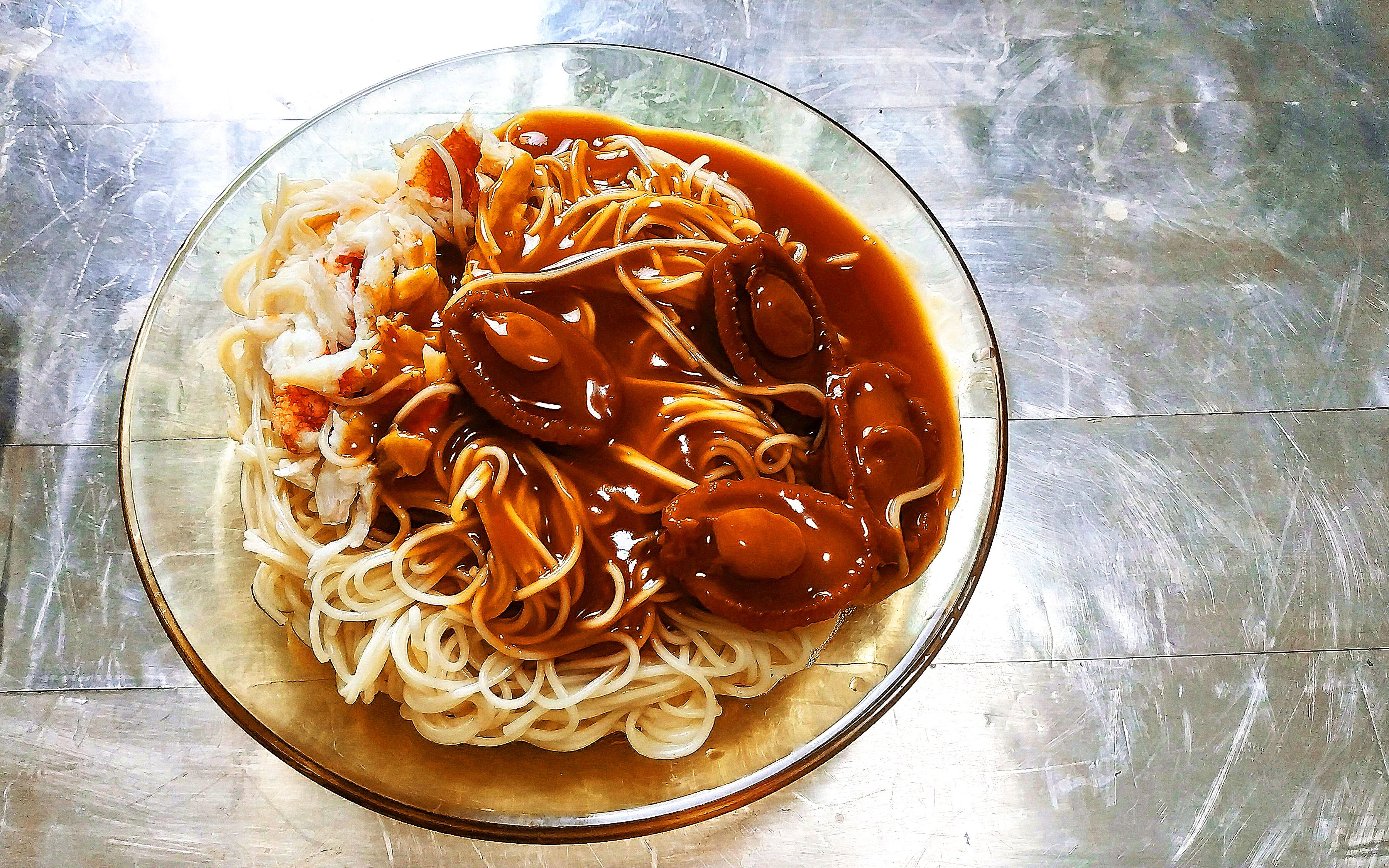 深夜做一碗鲍鱼蟹肉捞面,毒倒一个算一个