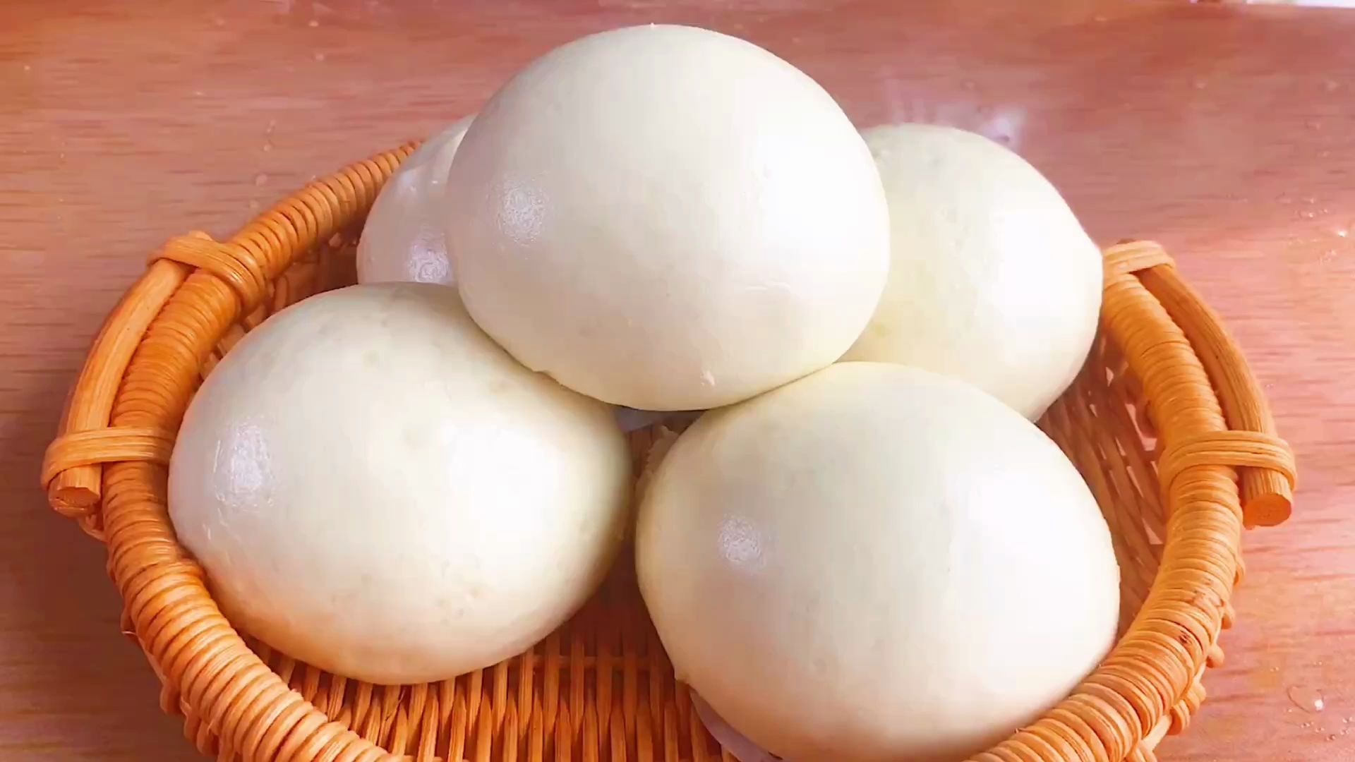 【不用酵母蒸纯碱馒头】不用酵母蒸纯碱馒头,好吃有诀窍,里面加点它