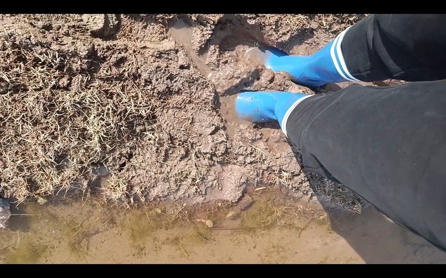 深蓝色雨靴河边踩泥 1