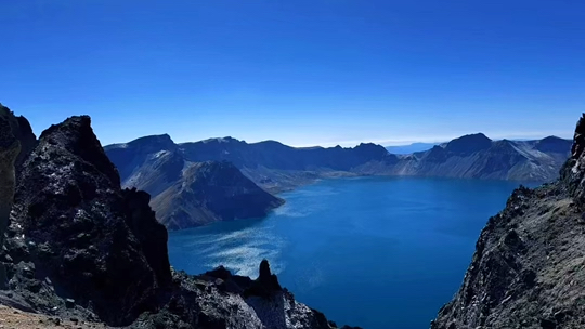 邂逅长白山.雪覆山峰,天池似明珠镶嵌,湛蓝湖水与云雾交织,如梦如幻.森林葱郁,空气清甜.𐟒– #长白山 #天池 #旅行推荐官哔哩哔哩bilibili