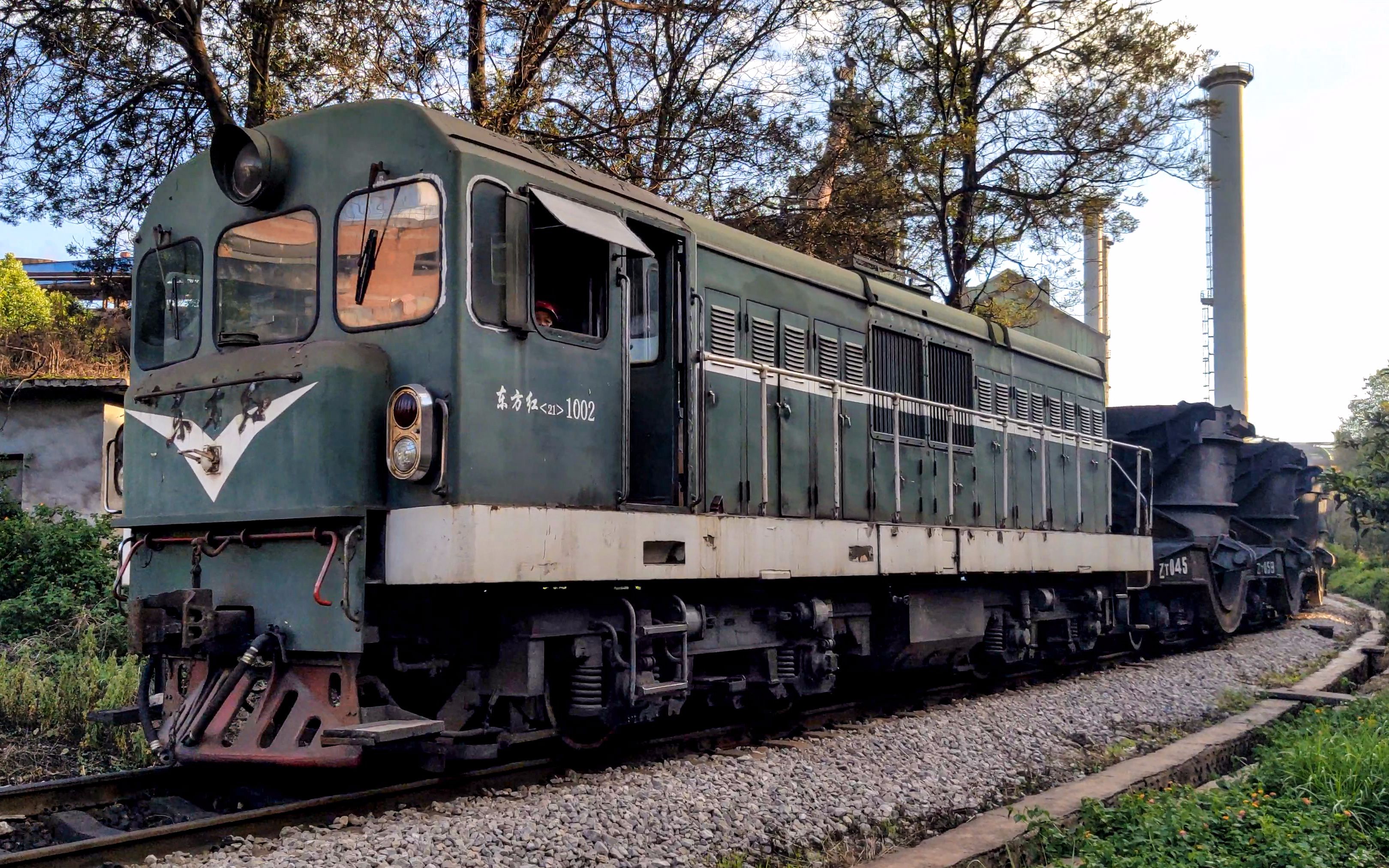 准轨版东方红21 dfh21-1002牵引钢水车由昆钢六高炉开往三炼钢_哔哩