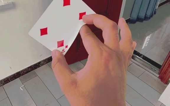 学会飞牌很简单只需要会打响指