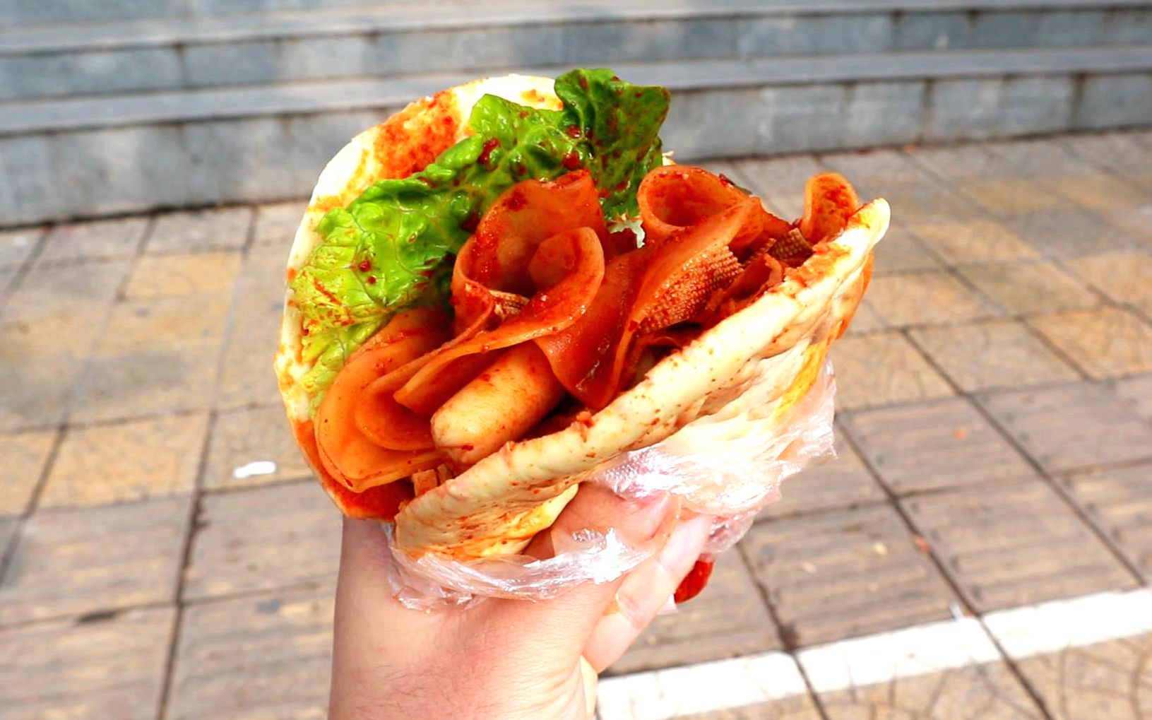 高人气的香辣土豆片夹馍最高配的8元一个好大一个啊