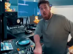 Скачать видео: DJ GAMMER能把任何曲子混在一起！