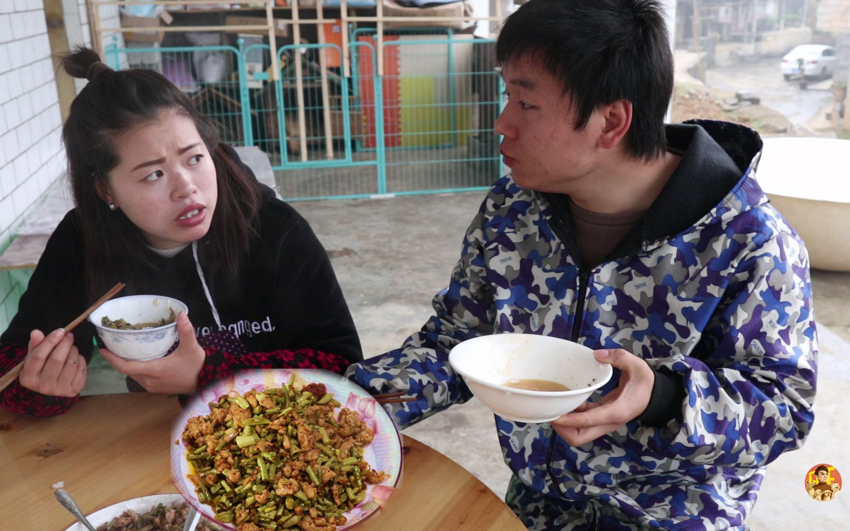 农村媳妇炒肉末酸豇豆加了秘制豆豉做调料,小伙吃了一大碗还嫌不够