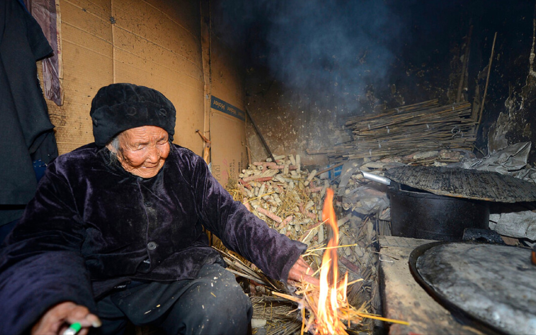 农村老年人有福了,老人劈柴做饭现象成为历史,让他们老有所养
