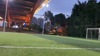 不怕风吹雨打的桥底足球场，12块两小时，白天还限时免费，你就说爽不爽