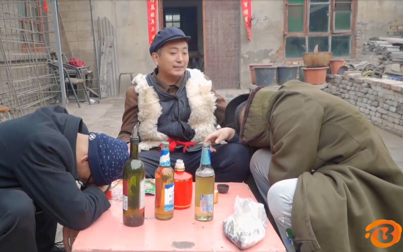 农村兄弟找老抠蹭肉吃结果一口没吃直接趴倒喝酒需谨慎