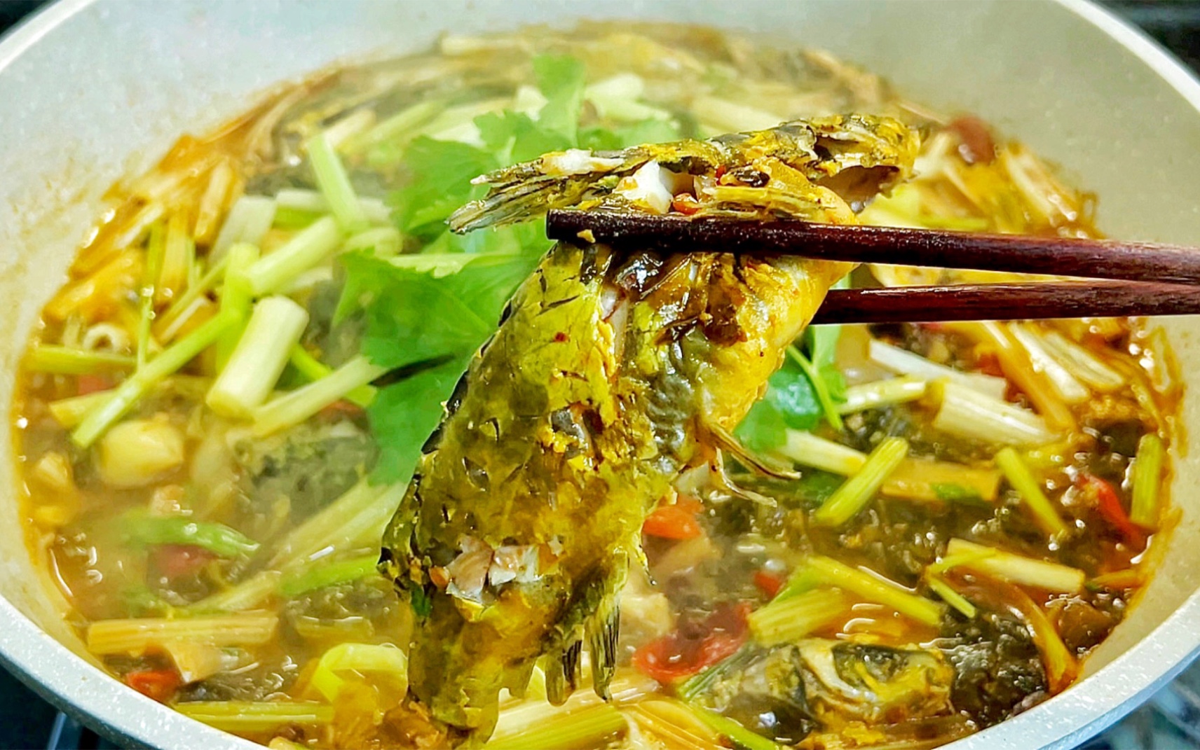 家庭版酸菜黄辣丁这样做太好吃了,鱼肉细嫩,酸酸辣辣的特别下饭