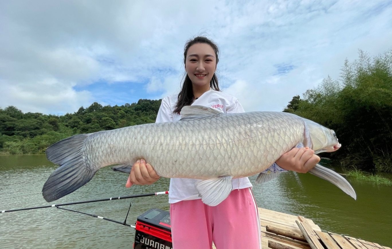 钓鱼女神李梦瑶图片