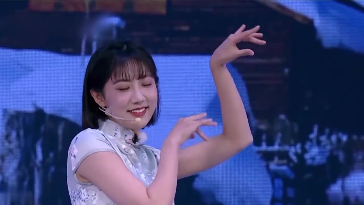 爆笑混剪_欢乐喜剧人:熊梓淇唱嗨歌,李艺彤闻风起舞