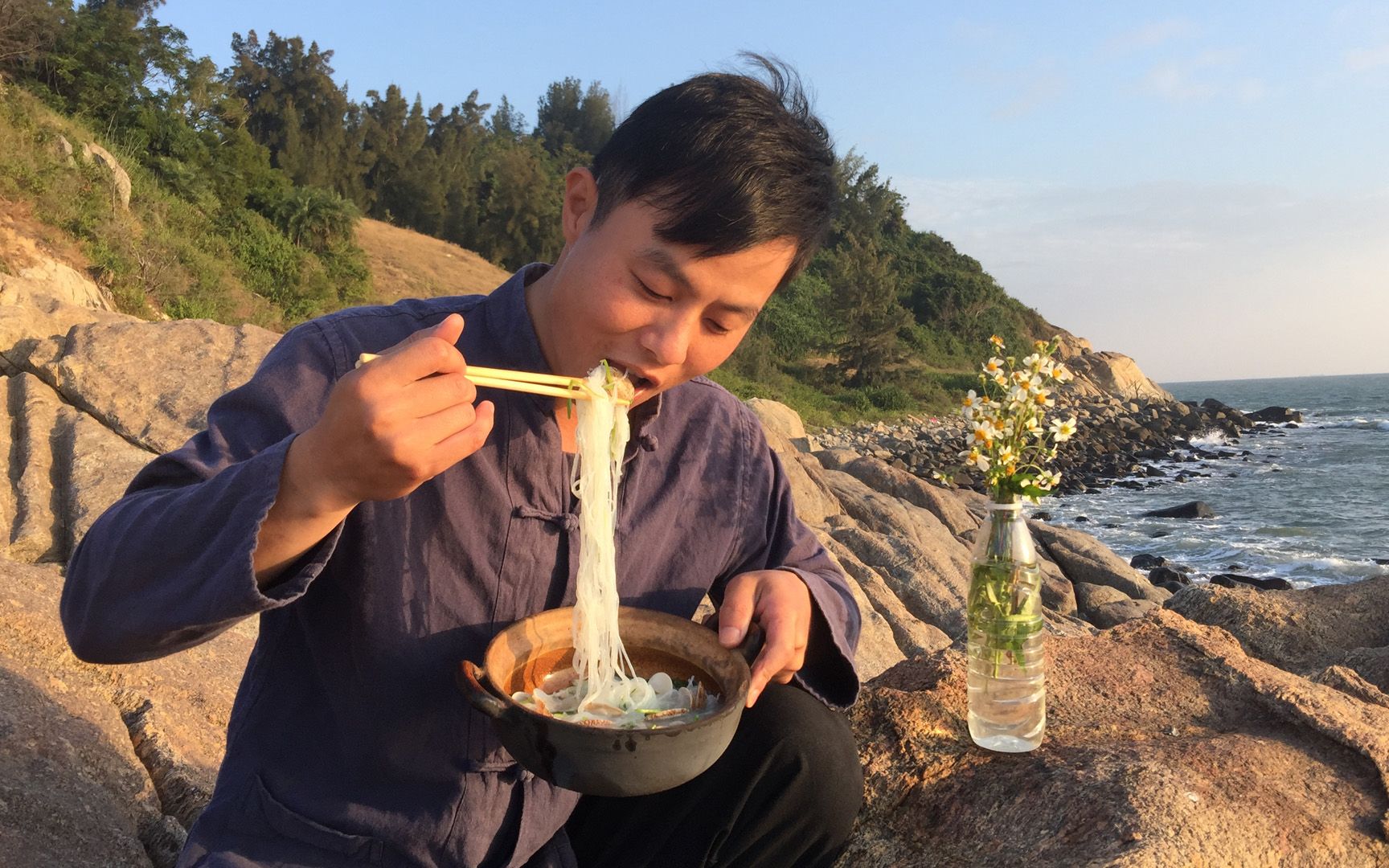 村大少赶海抓了靓海货,在海边起灶煮豪华海鲜粉丝煲,味道好甜水_哔哩