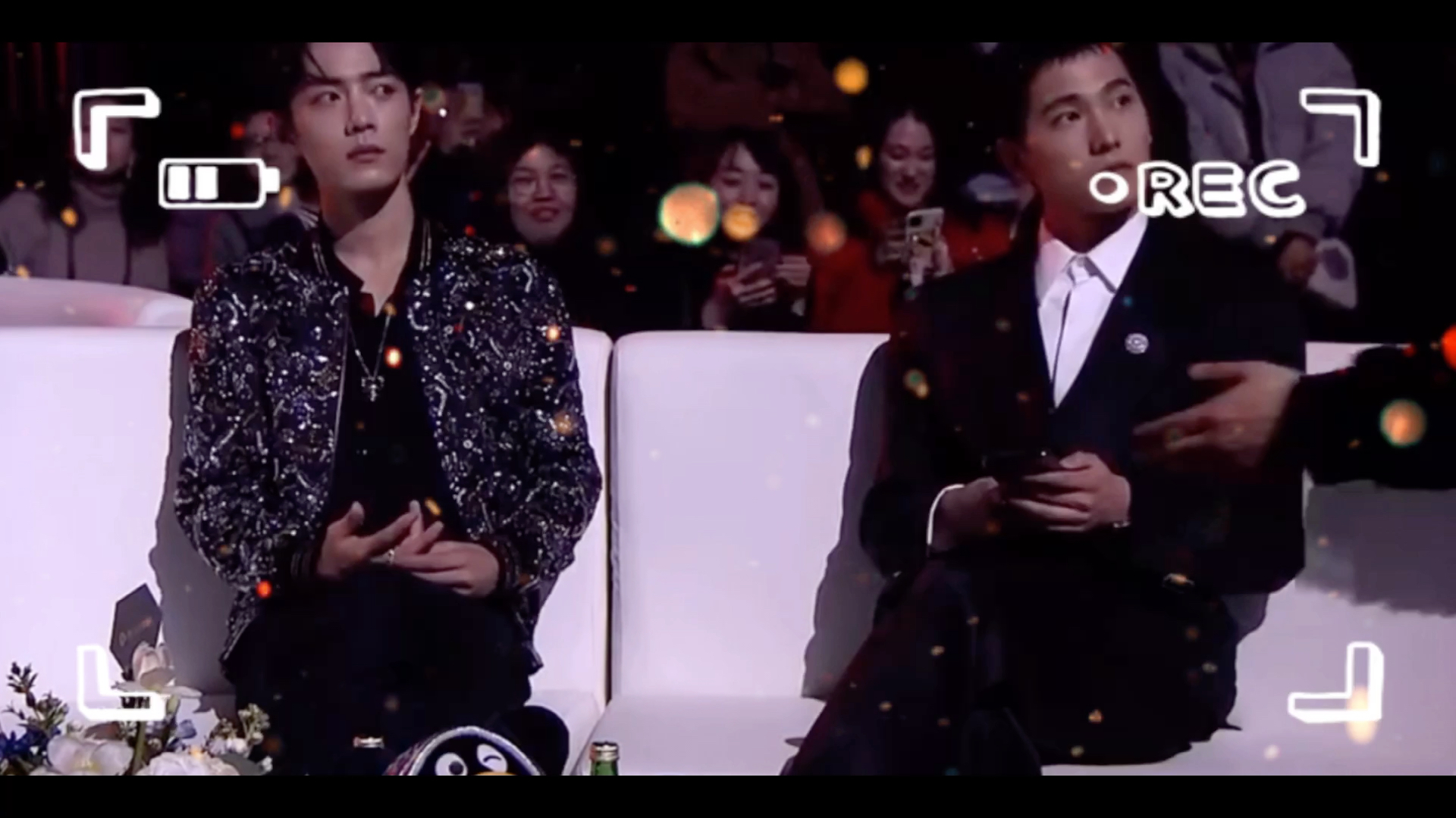 王一博越过杨洋,在肖战身边坐下,肖战很自然地挪了挪