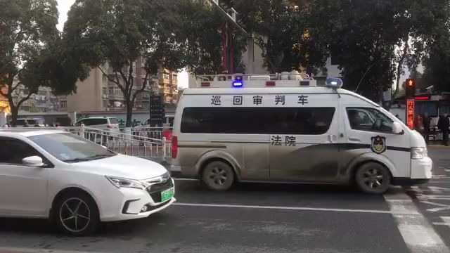 [图]某地法院多辆警车使用星际治安警报出警