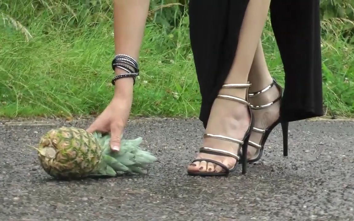 美女司机脚踩狠天尖头细跟身穿黑色开叉长裙,居然拿水果来测试路虎车