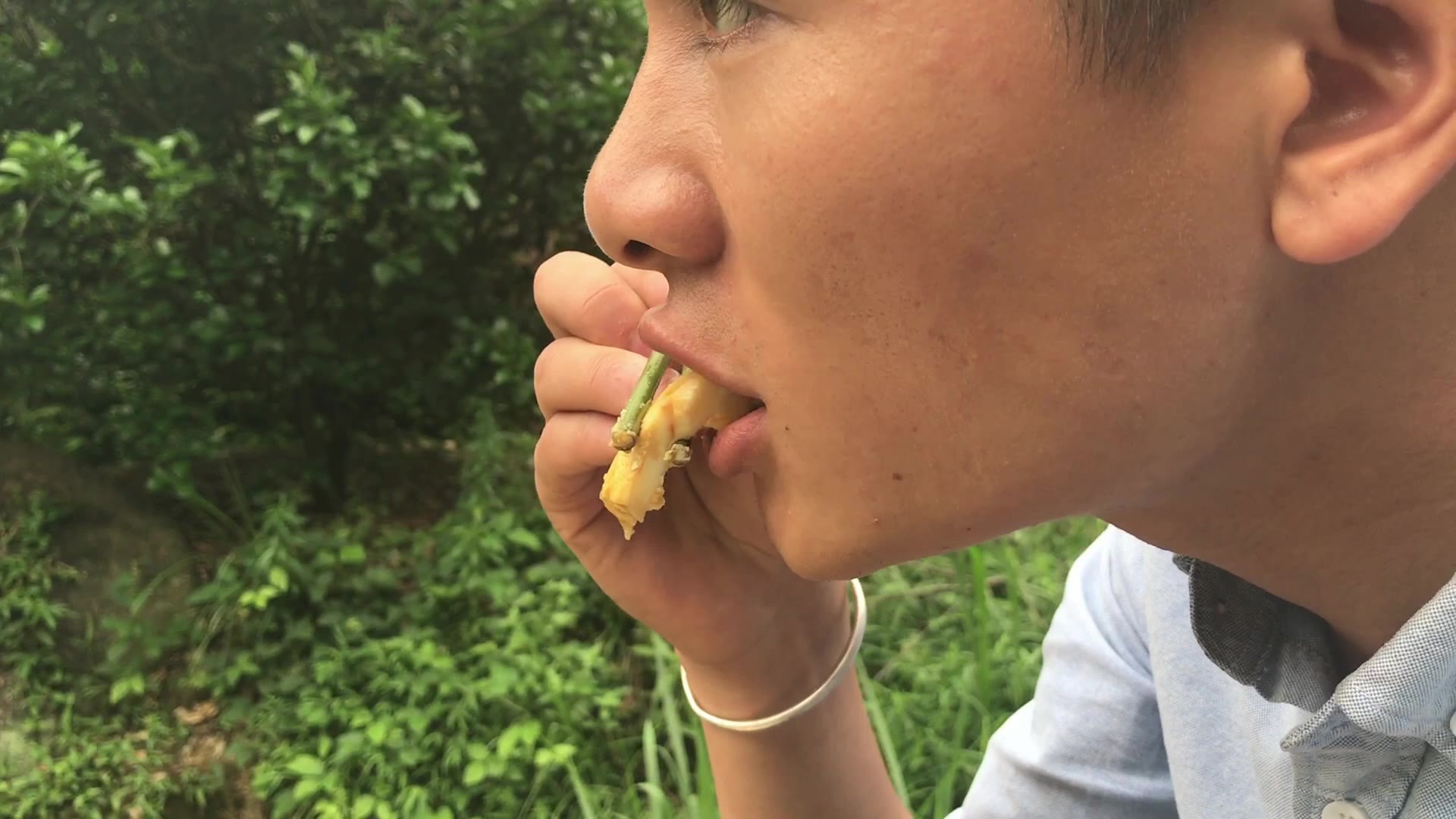 农村就是农村,吃个蛋都如此安逸!安哥太会享受了