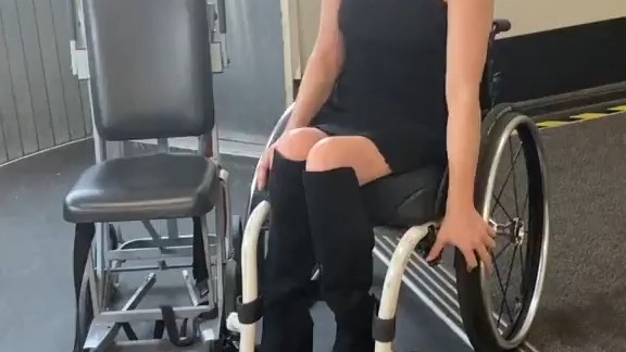 截瘫美女转移上飞机过道椅