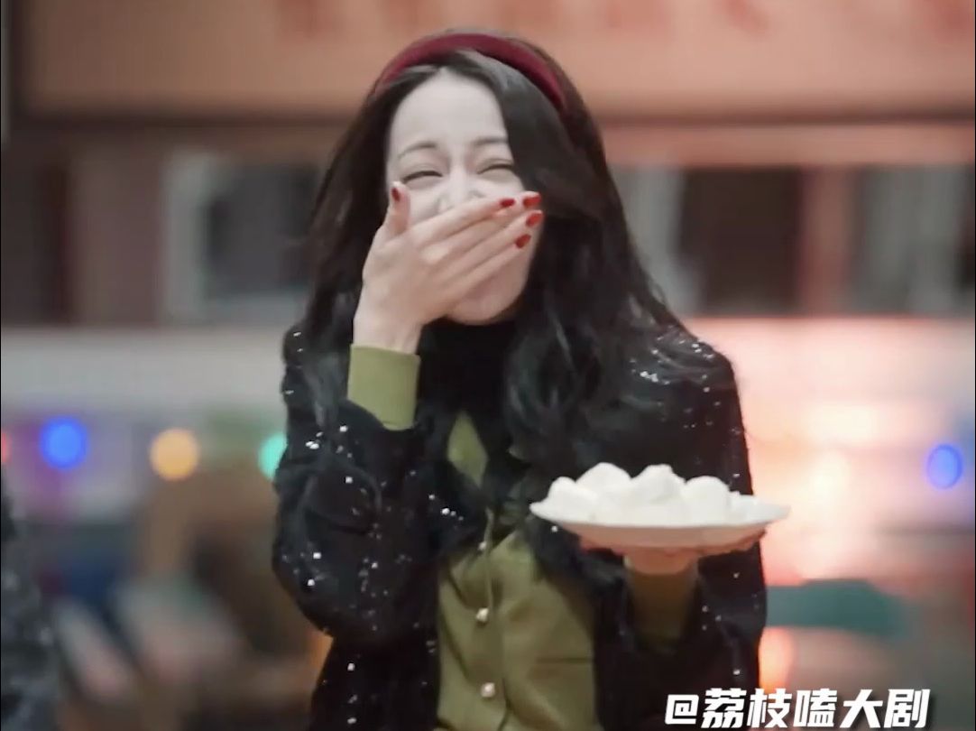 迪丽热巴又来投喂酸奶疙瘩了