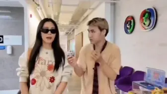 这段真是看一次笑一次的程度  一个撞门上，一个不会开门，随地大小演