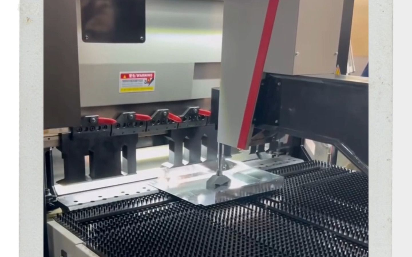 多边折弯中心哪家好?折弯中心怎么选你知道吗?