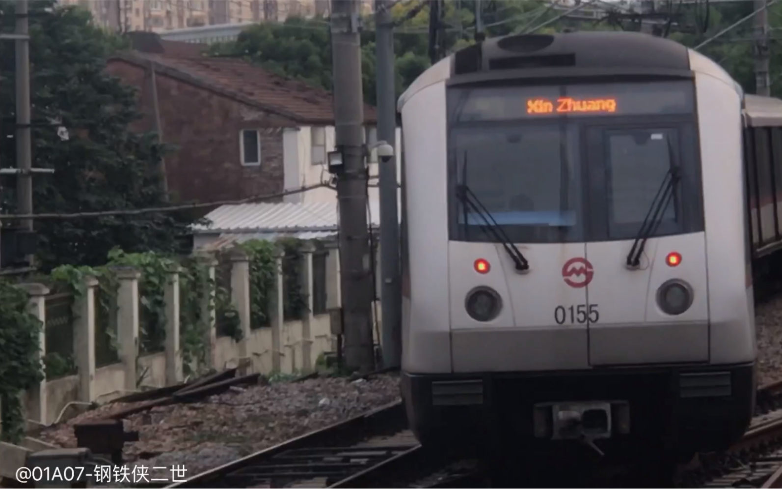 上海地铁1号线01a05胖头鱼155进莘庄折返线