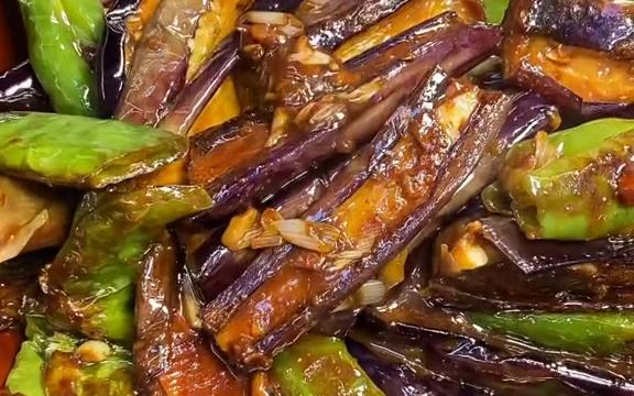 今日美食菜谱:油焖茄子小辣椒
