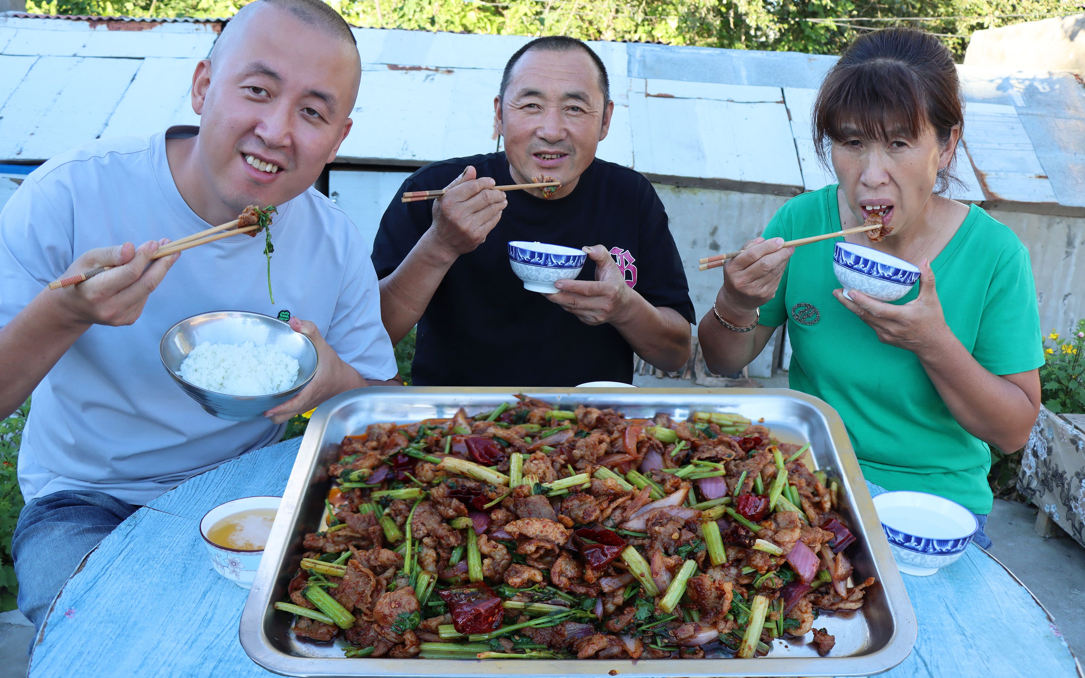 记忆中的味道,大彭今天下厨耍手艺,香气四溢,小时候的最爱哔哩哔哩bilibili