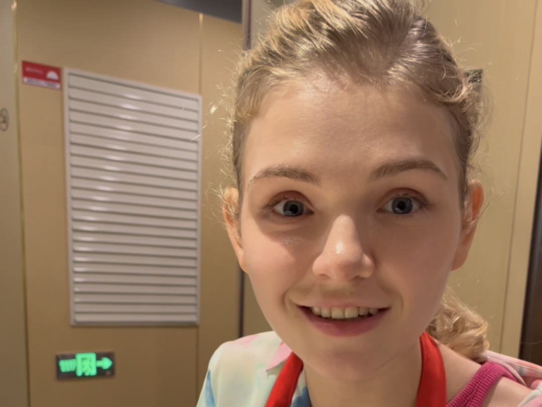 洋媳妇吃火锅,给她点一份特色鸡肉,有这样的老公真倒霉