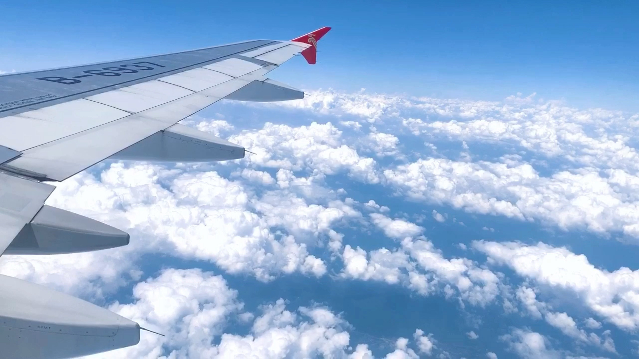 天空視頻 | 來,看飛機跳進雲裡!