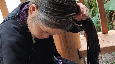 岜沙苗寨,展示如何盘发的苗族老奶奶