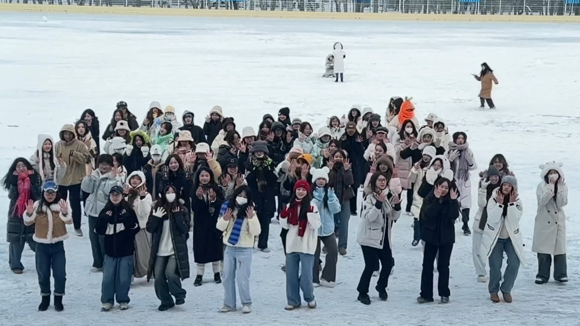 和一百个好朋友在初雪cha《初雪》是什么体验?哔哩哔哩bilibili