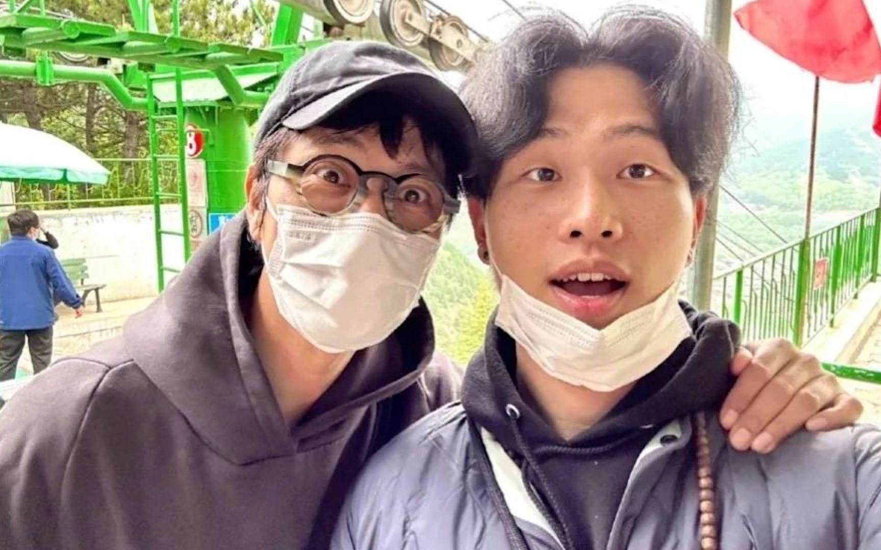 陈坤儿子晒全家人合影!戴佛珠长相神似爸爸,长居国外生活富足