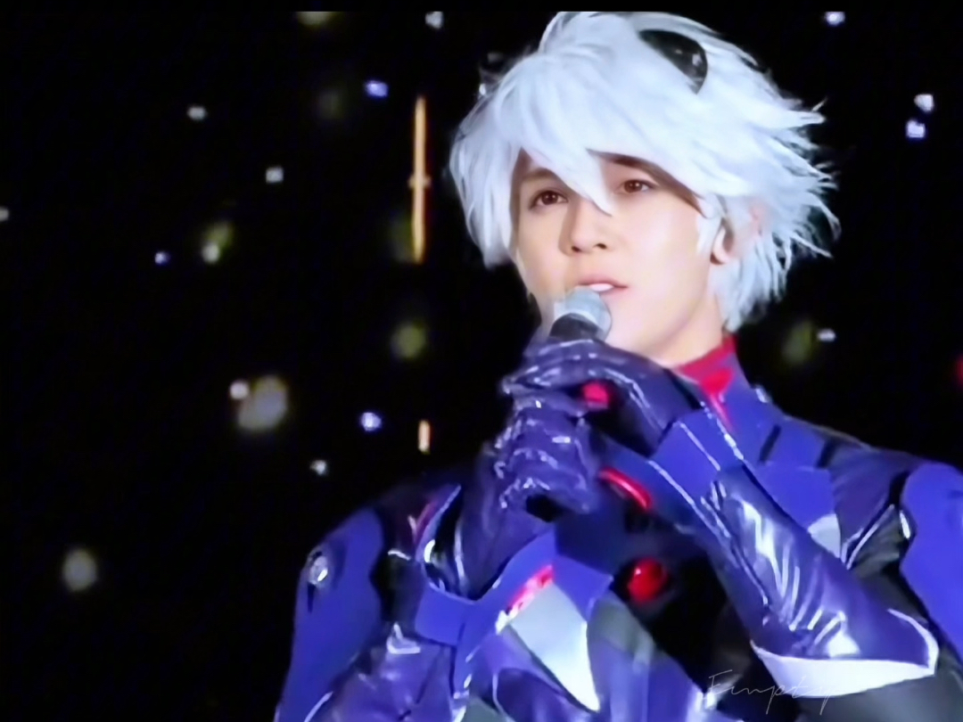 舞台灯光闪耀!coser银发紫衣渚薰帅气登场