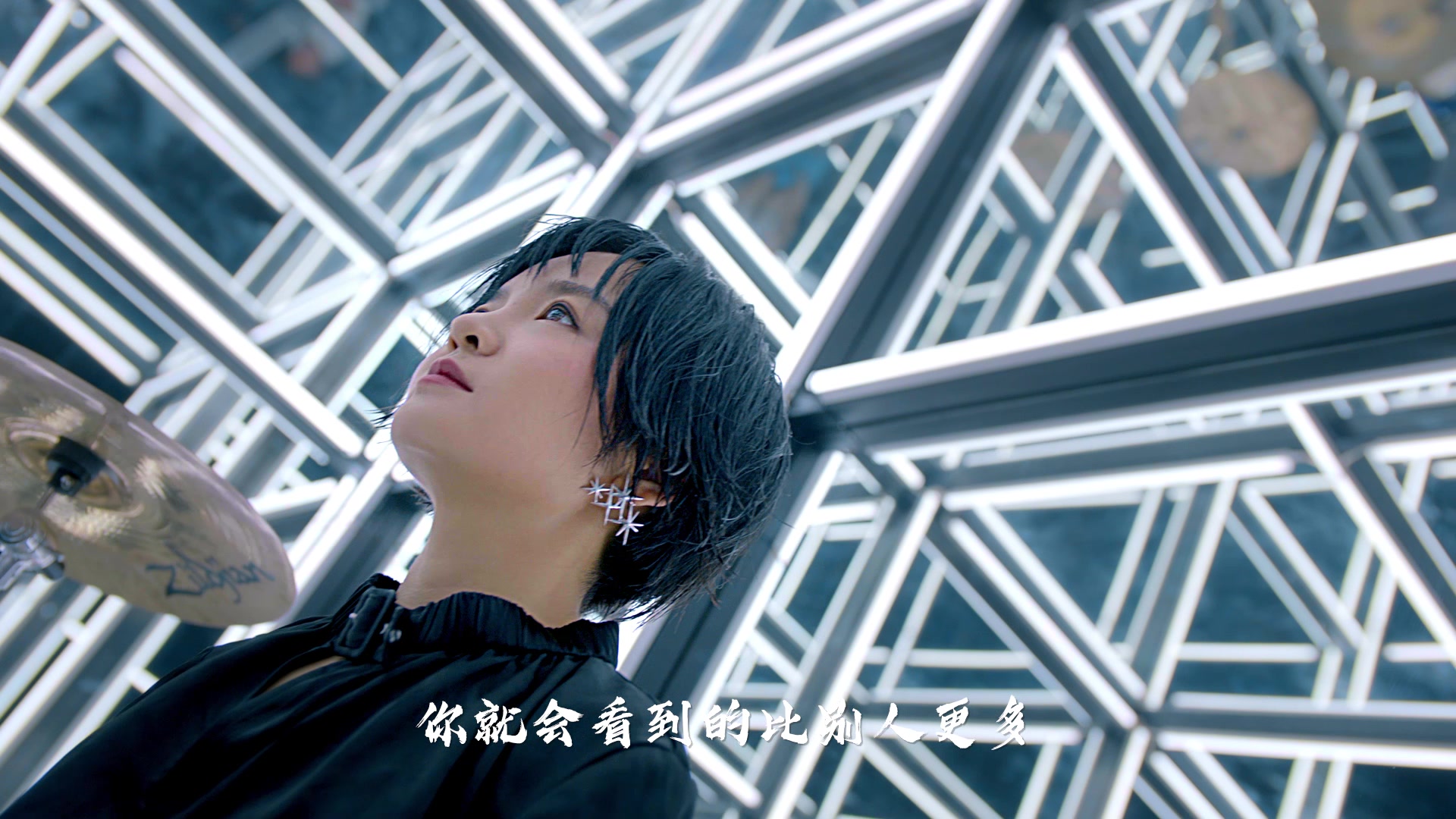 因不顾一切的热爱刺猬乐队鼓手石璐用摇滚演绎绚烂