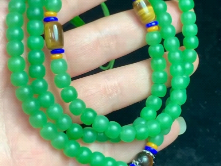 和田玉碧玉阳绿108颗老型佛珠挂链,俄碧老料 玉质细腻 脂粉油性十足