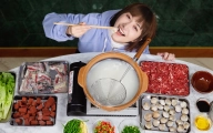 把剔掉154根骨刺的鱼肉，倒进不见一粒米的粥中…