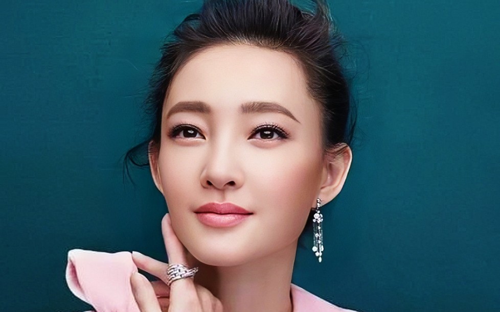 音乐画报:素颜女神王丽坤时尚写真!一笑倾城!