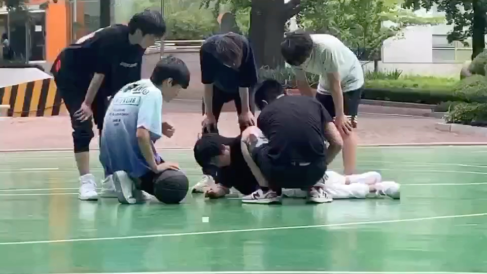 宋亚轩打球摔倒_哔哩哔哩_bilibili