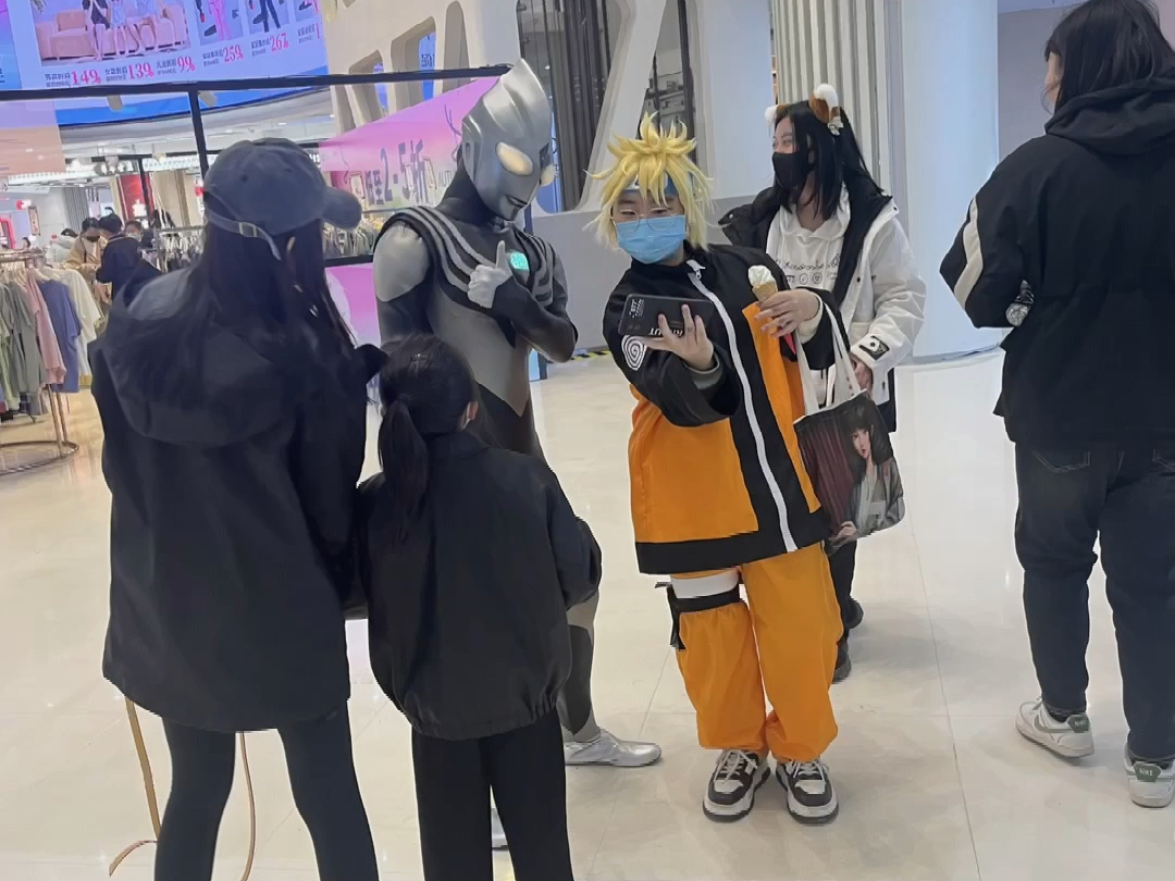 《穿着迪迦奥特曼游街》今天又是潇洒的一天