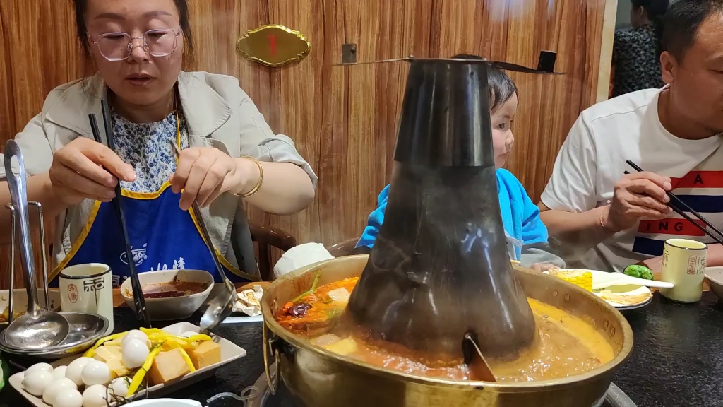 端午节姨娘生日我们吃火锅庆祝