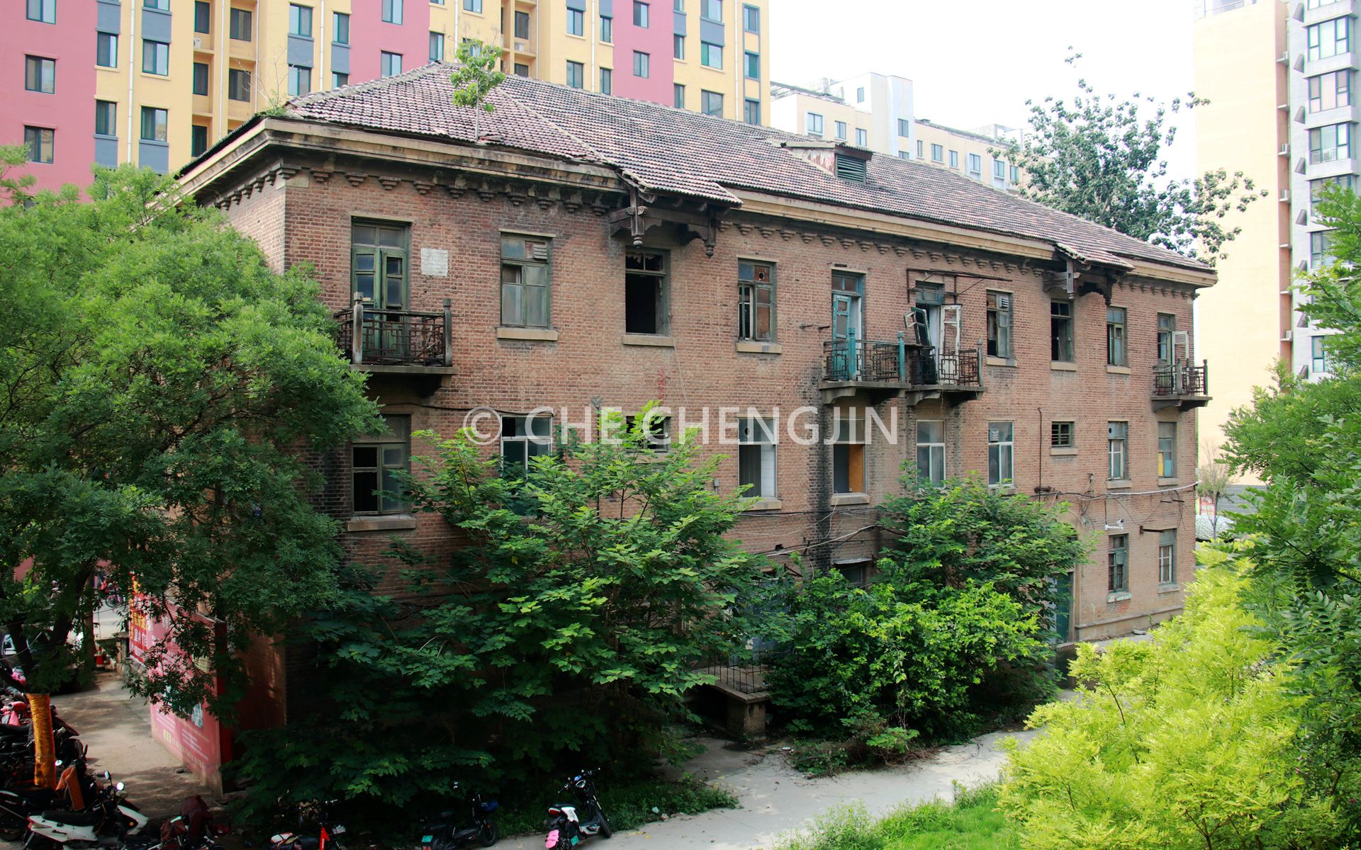 探访山铝西山苏式宿舍楼,建于上世纪五十年代,在保温隔热方面极具寒冷