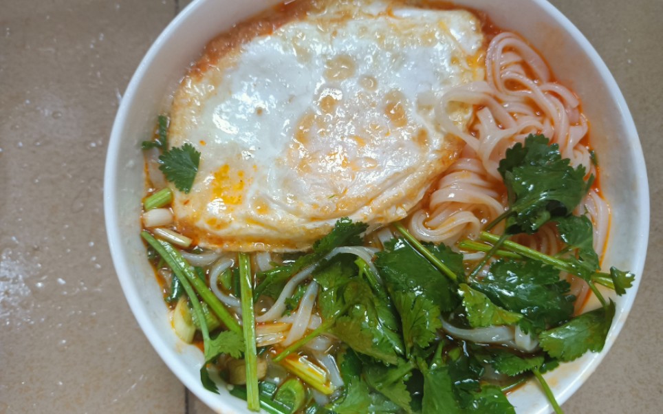 爱心早餐鸡蛋煮面条,做法简单, 又好吃,吃着营养又健康.