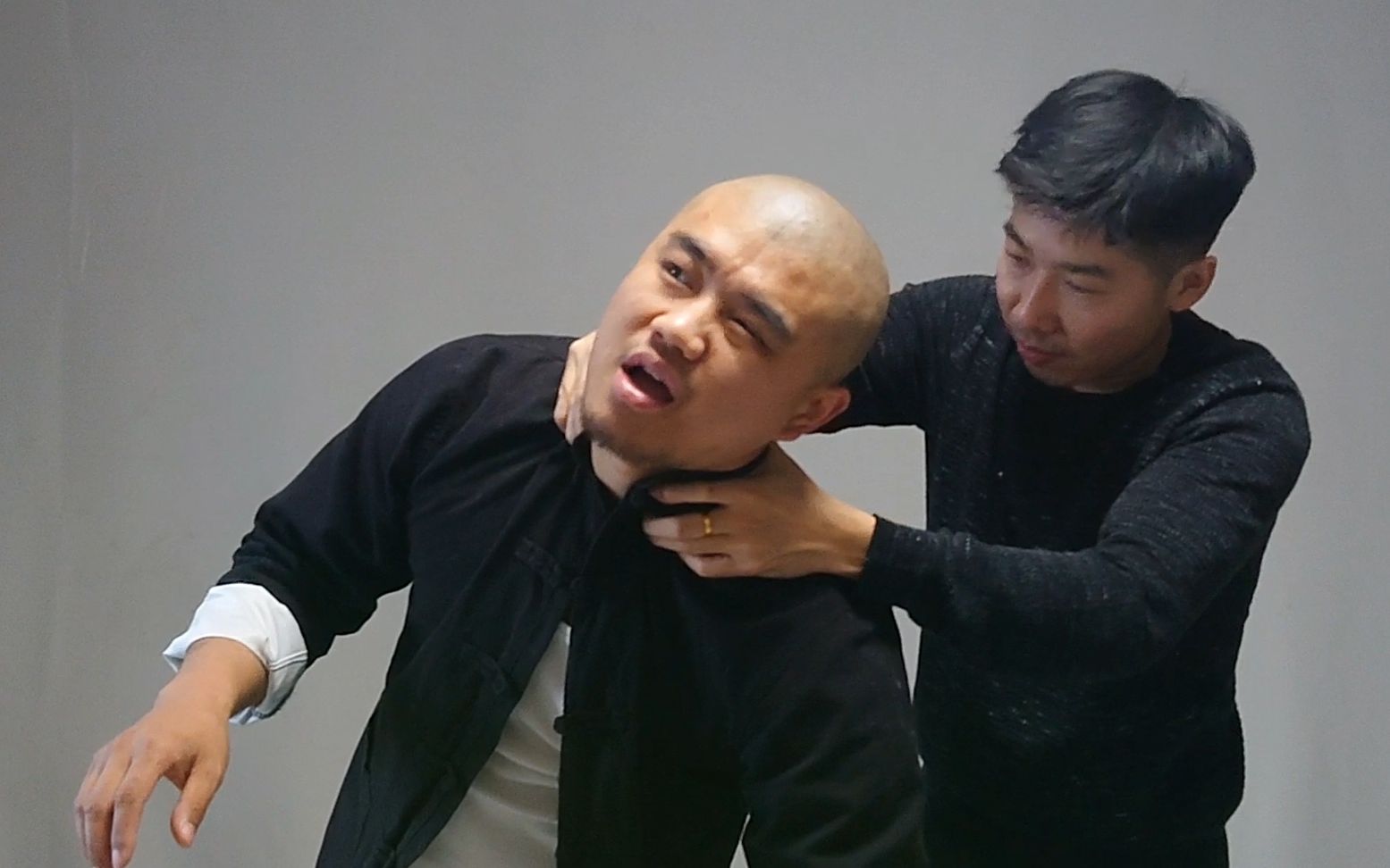 坏人从后面把你直接锁喉,用这招防身,马上把坏人打趴下