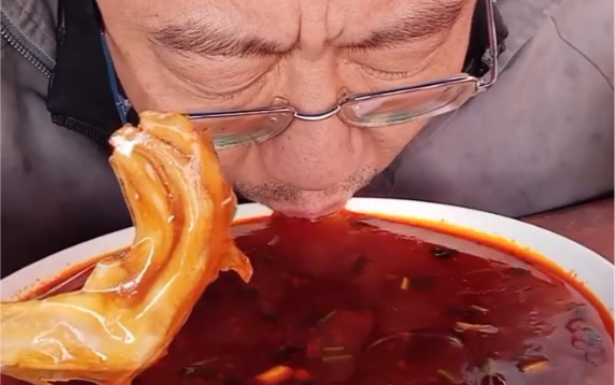 孙校长生活太难了,吃个窜稀汤鸭爪套餐