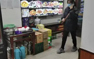 Tải video: 老板娘出去吃饭还自带厨子，让大厨到朋友家现场制作“锅包肉”和“拔丝地瓜”，当着这么多人的面，看大厨会不会掉链子？