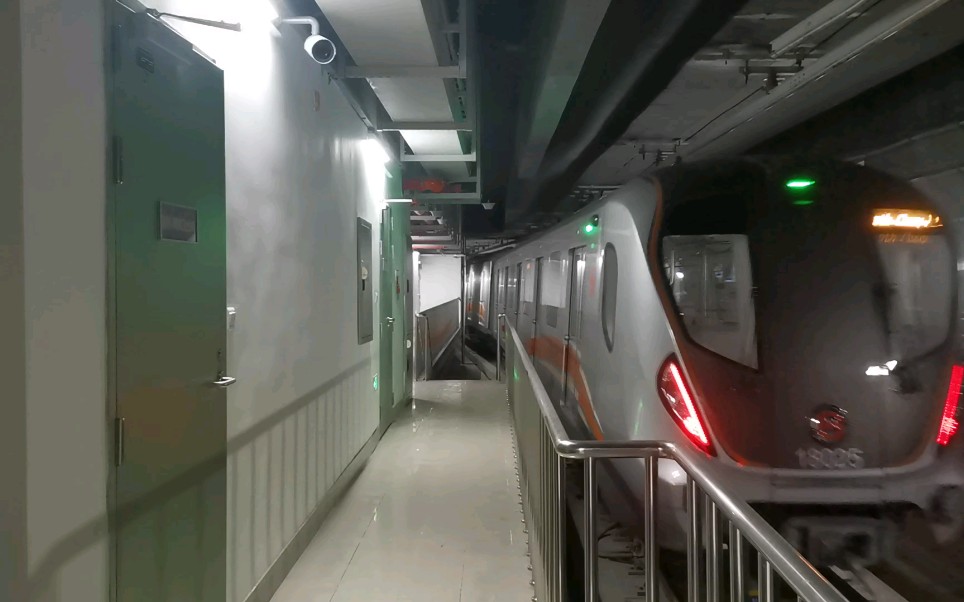 上海地铁18号线长江南路站连续两班列车进入存车线