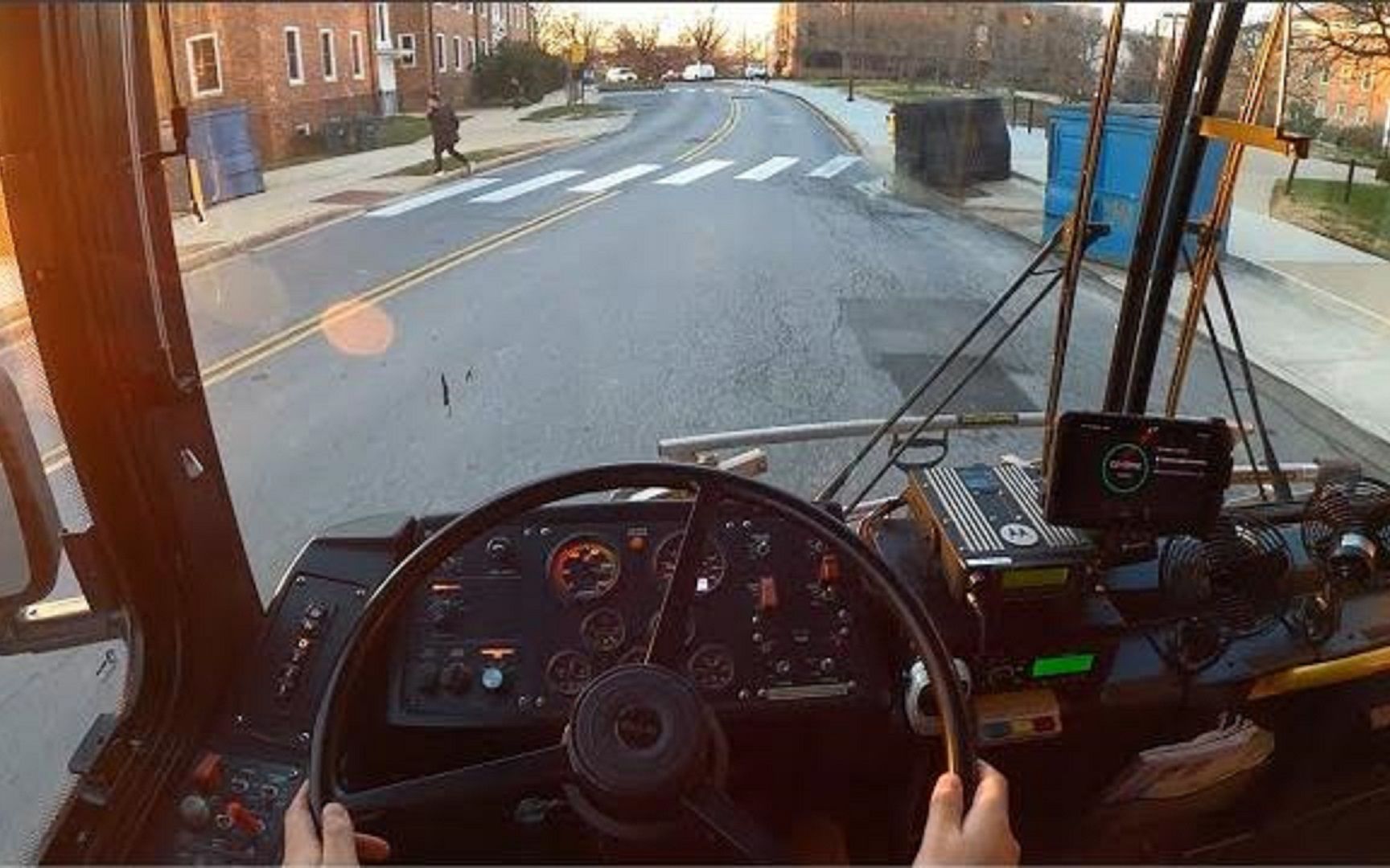 第一视角开公交车:um路线111号穿梭巴士试驾
